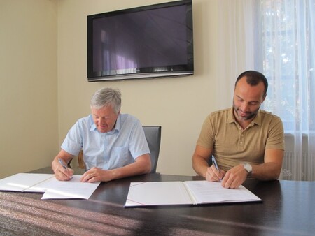 Pogodbo o izvedbi sanacijo mostov v Dragi sta 10. 6. 2025 podpisala župan Ciril Globočnik in tehnični direktor VGP d.d. Borislav Majkić.